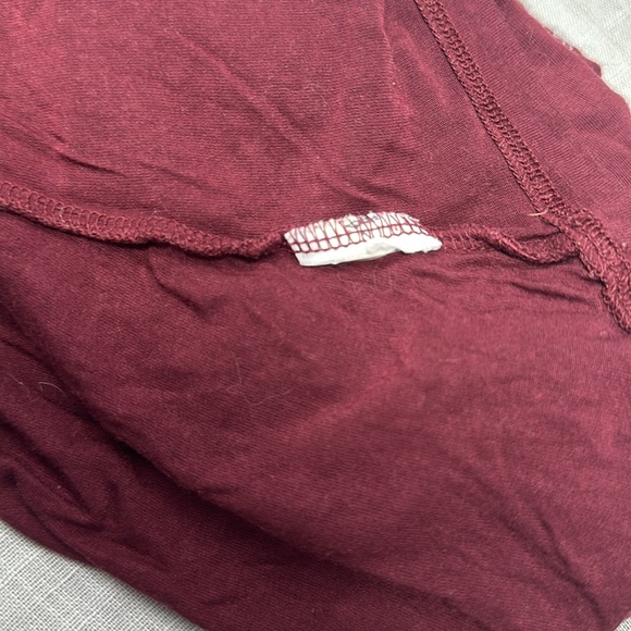 American Eagle women’s small maroon short sleeve hi-low moon shirt - Picture 3 of 6